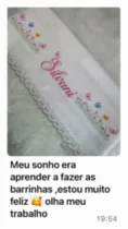 Foto de barrinha bordada com o nome Silvani e a mensagem: Meu sonho era aprender a fazer as barrinhas, estou muito feliz, olha meu trabalho.