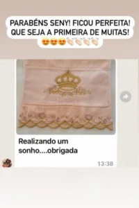 Foto de toalha rosa bordada com coroa. Comentário: Parabéns, Seny! Ficou perfeita! Que seja a primeira de muitas! Resposta: Realizando um sonho, obrigada.